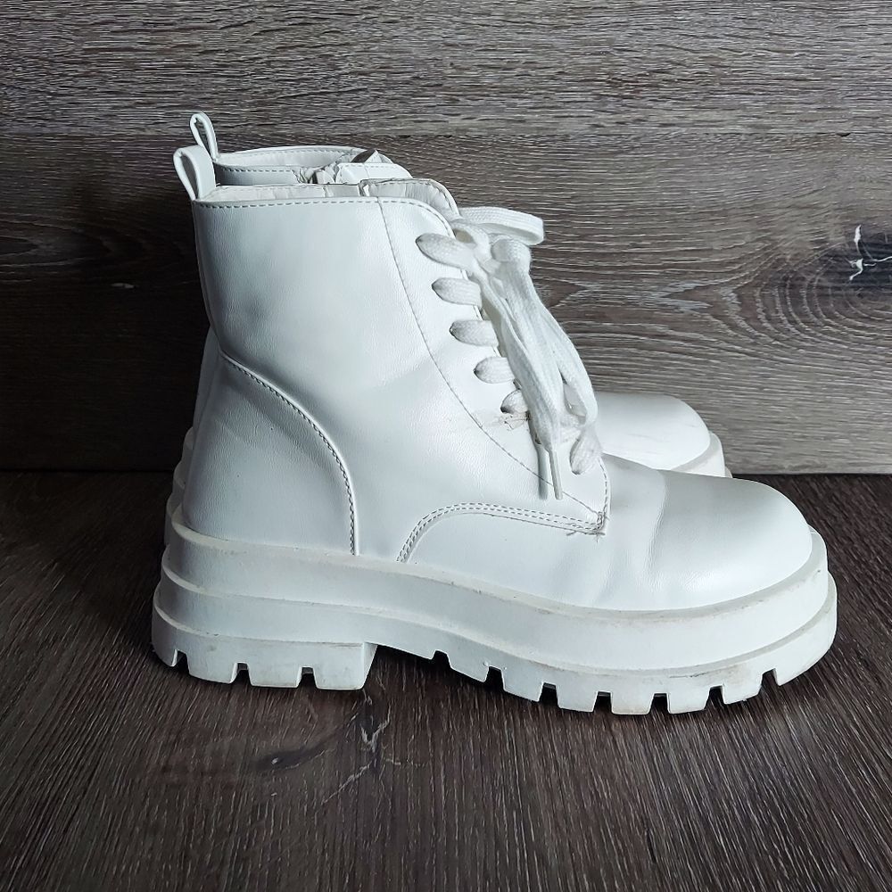 Forever 21 White Chunky Platform Boots Size 7